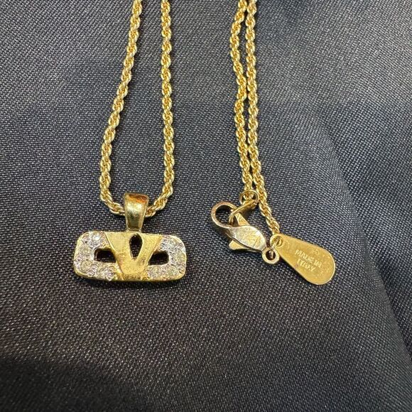 63a0dd278e8fac6a3b69bfca90aeac  AUTHENTIC VALENTINO GARAVANI VLOGO GOLD PENDANT NECKLACE